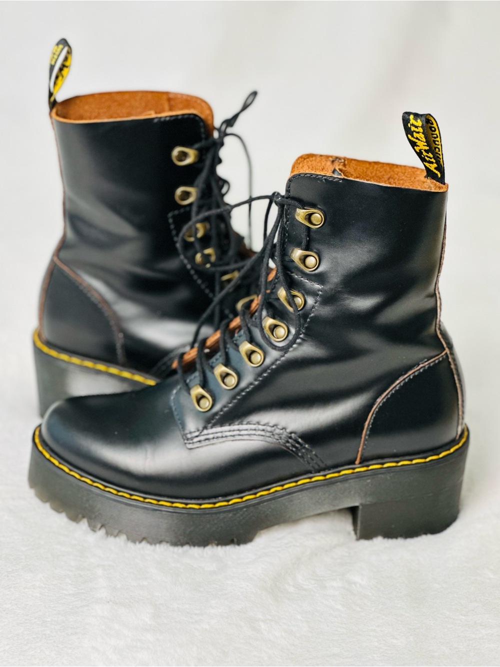 Dr. Martens Women’s Leona Heeled Boots Size 8 - Picture 5 of 11